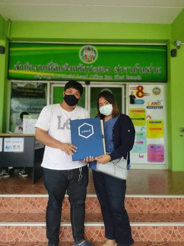 ลูกบ้านรับแฟ้มโอนกรรมสิทธิ์โครงการ deco ที่สำนักงานที่ดิน